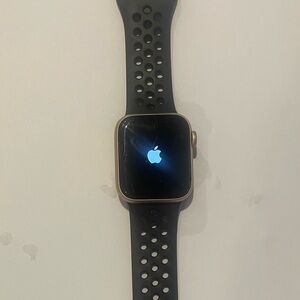 Apple Watch Series 4 40mm 16 GB Rose Gold w/ Black Nike Sports Band